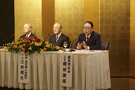 画像：新年合同記者会見で発言する櫻田代表幹事