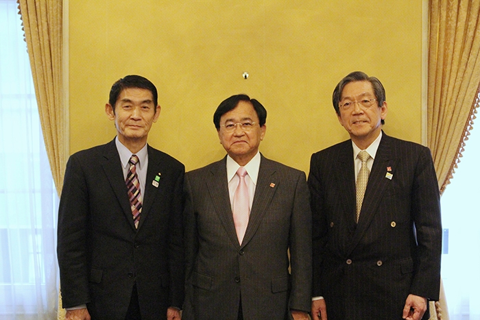 左から今村雅弘復興大臣、小林喜光代表幹事、横尾敬介副代表幹事・専務理事