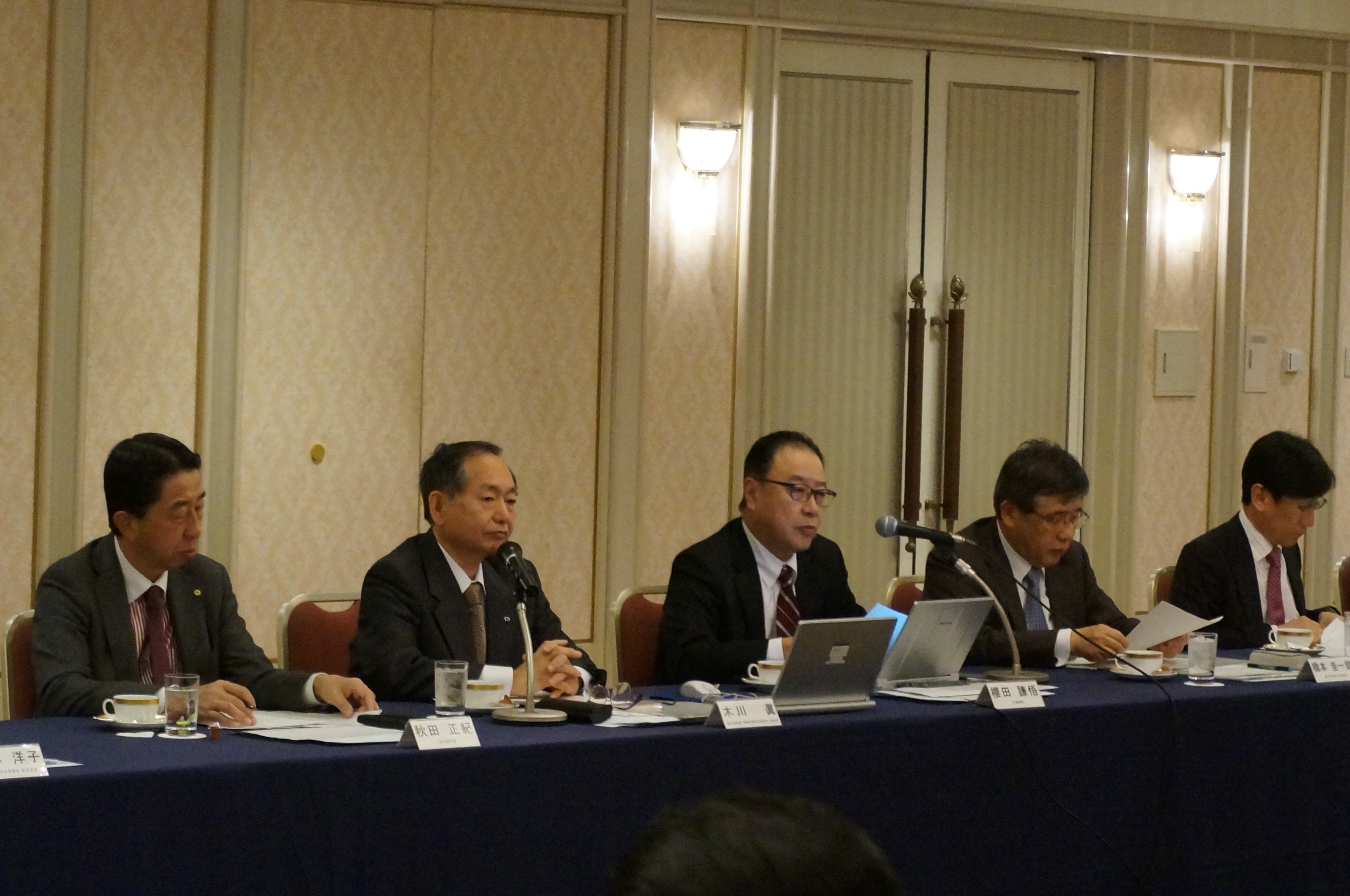 櫻田謙悟代表幹事他幹部が出席し、日本労働組合総連合会（連合）との幹部懇談会を開催しました。（12月5日）