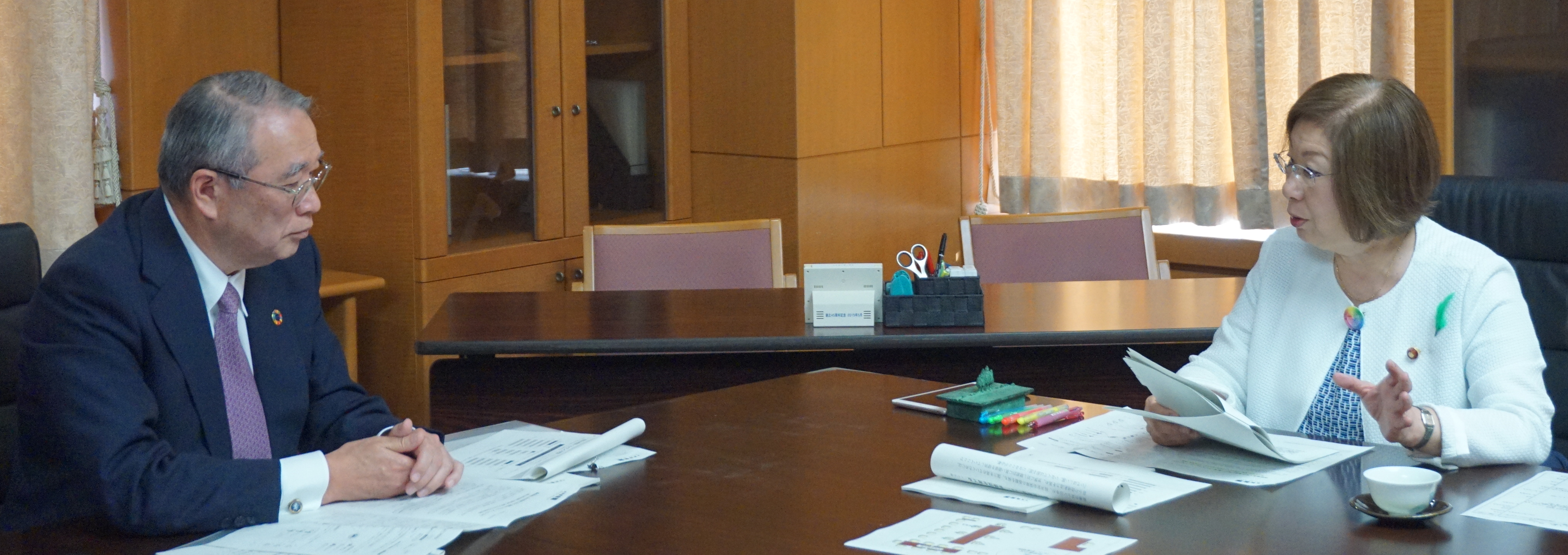 教育改革委員会遠藤信博委員長が永岡桂子文部科学大臣兼教育未来創造担当大臣を訪問し、提言『価値創造人材の育成に向けた教育トランスフォーメーション（EX）』を手交しました。（4/21）