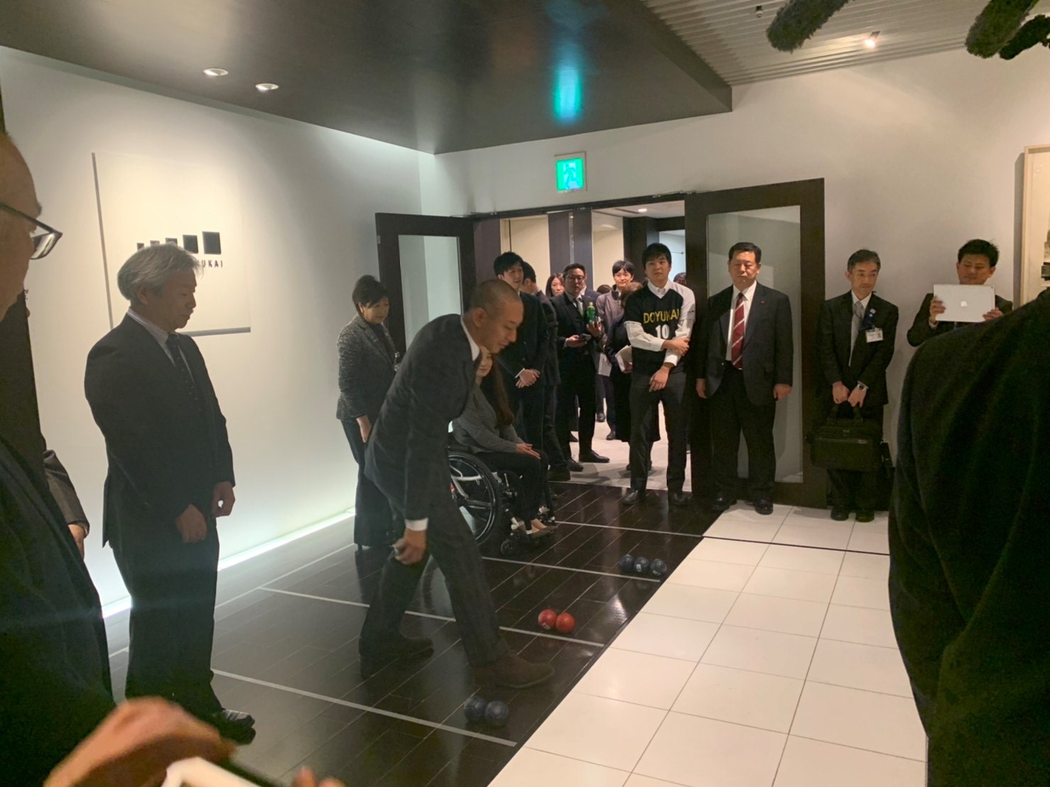 都知事及び市川海老蔵氏をはじめとするパラバリ懇メンバーが当会のボッチャコート視察のため来訪されました。(12月26日)