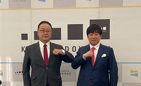 画像：櫻田 謙悟代表幹事と河野 貴輝氏
