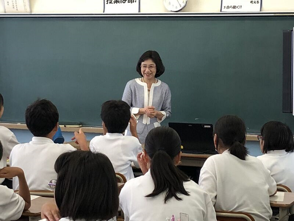 企業経営者が出張授業や教師やPTAとの懇談など学校との交流活動を行っています。